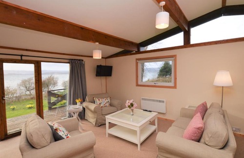 Tighnabruaich House | Relax at Clamshell Lodge: Oceanfront Retreat with High Ratings