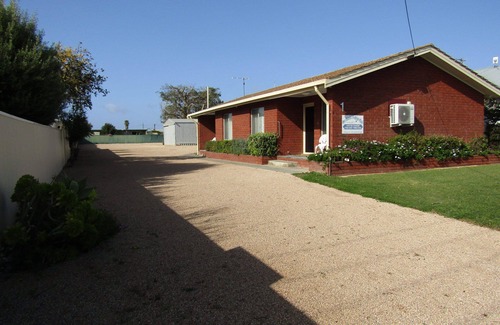 Melville Apartment | Clan Ranald Unit 1: Walk to Amenities & Enjoy Ocean Views!