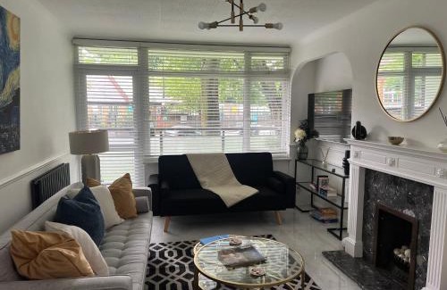 Latchmere Apartment | Clapham Oasis: Family-Friendly Retreat with Stellar Reviews!