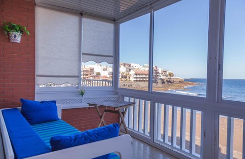 Melenara Apartment | Oceanfront Clara Rosa Beach House: Rated 10/10 by Guests