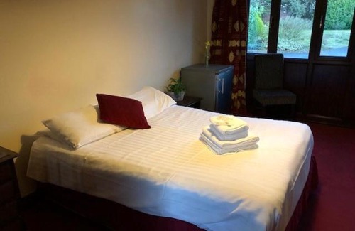 Ickburgh House | Family-Friendly Clare House with Kitchen Amenities Awaiting You