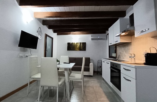 Apricale Apartment | Guest Rated Clare House: Pet & Child Friendly Retreat