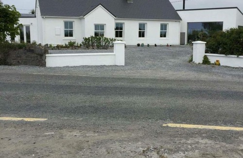 Lisdoonvarna House | Experience Clare Rose Cottage: 4-Star Retreat with Accessibility