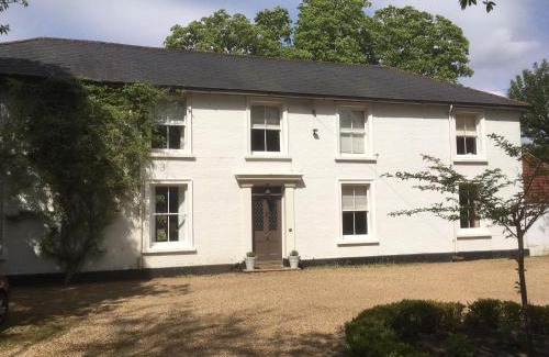 Churt Cabin | Premier Stay at Claremont Coach House - Rated 10/10!