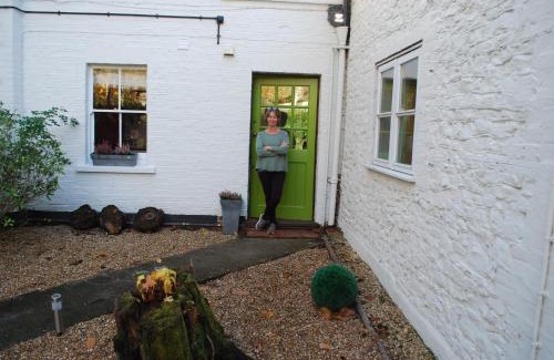 Churt Cabin | Premier Stay at Claremont Coach House - Rated 10/10!