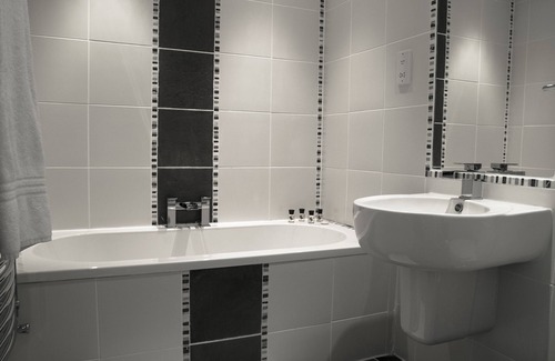 Cheltenham Hotel | Experience the Comfort of Clarence Court Hotel