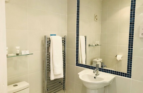 Cheltenham Hotel | Experience the Comfort of Clarence Court Hotel