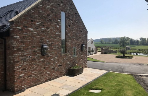 Knaresborough Apartment | Exceptional Clareton Farm Farmhouse: Pet-Friendly Retreat