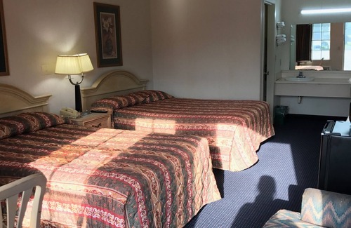 Waynesboro Hotel | Budget-Friendly Claridge Inn with Breakfast & Family Amenities