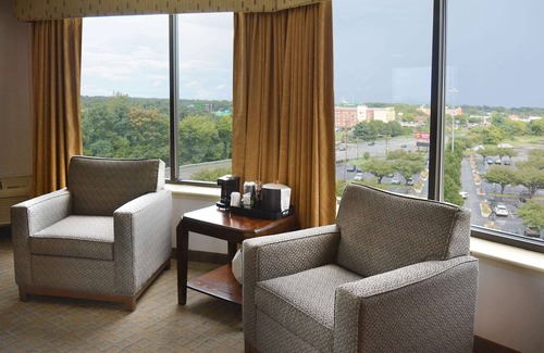 Essington Hotel | Discover Clarion Hotel Near Philadelphia Airport with Spa