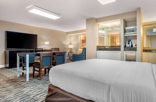 Gonzales Hotel | Delightful Clarion Inn with Pool, Spa & Family Amenities