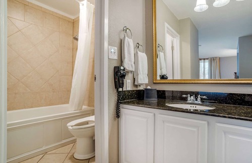 Gonzales Hotel | Delightful Clarion Inn with Pool, Spa & Family Amenities