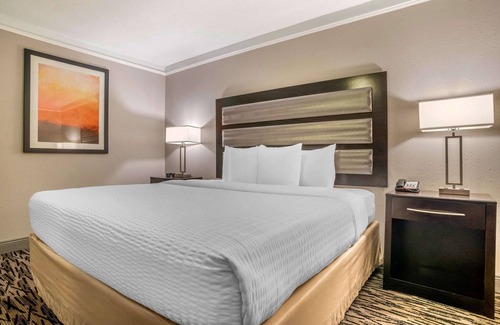Gonzales Hotel | Delightful Clarion Inn with Pool, Spa & Family Amenities