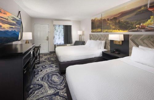 Asheville Hotel | Welcoming Clarion Inn Biltmore Village with Pool & Dining