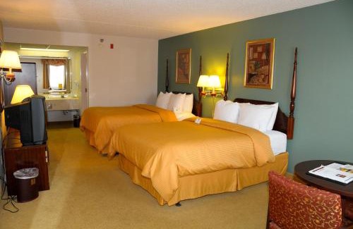 Branson Hotel | Welcoming Clarion Hotel Branson with Hot Tub & Accessibility
