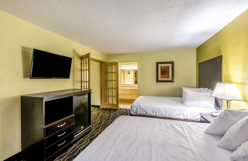 South Carolina Lakes & Blackwater Rivers Hotel | Convenient Stay at Clarion Inn Columbia Airport with Pool