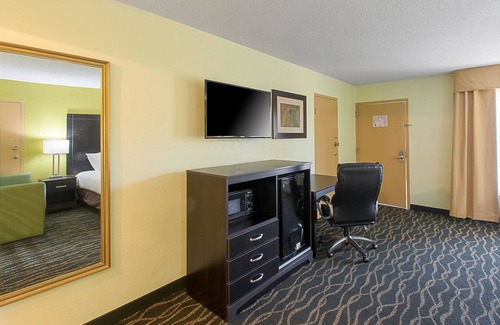 South Carolina Lakes & Blackwater Rivers Hotel | Convenient Stay at Clarion Inn Columbia Airport with Pool