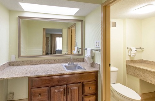 South Carolina Lakes & Blackwater Rivers Hotel | Convenient Stay at Clarion Inn Columbia Airport with Pool