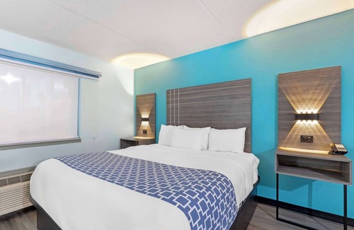 Des Moines Hotel | Relax at Ramada by Wyndham Des Moines Airport with Pool & Spa