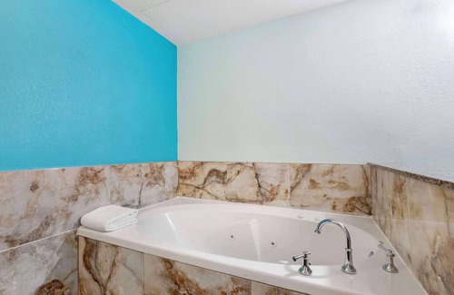 Des Moines Hotel | Relax at Ramada by Wyndham Des Moines Airport with Pool & Spa