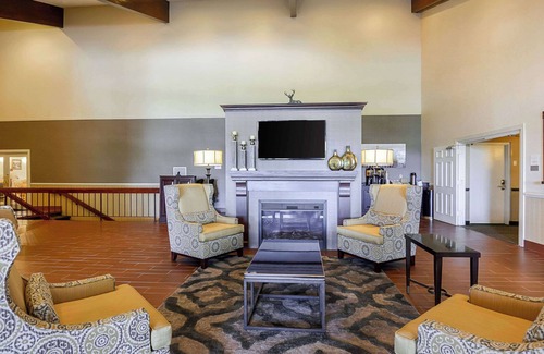 Halltown Hotel | Relaxing Retreat at Clarion Inn Harpers Ferry & Charles Town