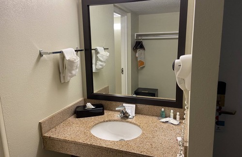 Halltown Hotel | Relaxing Retreat at Clarion Inn Harpers Ferry & Charles Town
