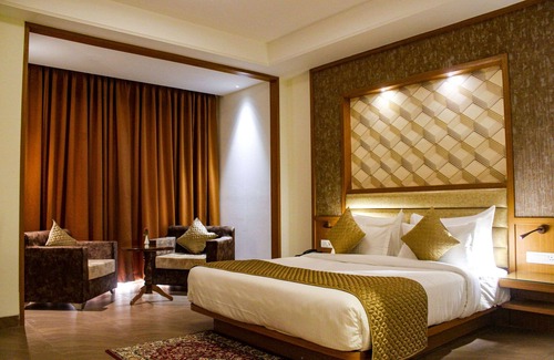 Sanwer Hotel | Discover Comfort at Clarion Inn Indore with Pool & Spa
