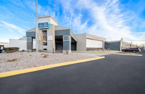 Kearney Hotel | Welcoming Kearney Inn and Convention Center with Ocean Views