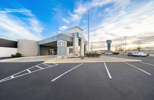Kearney Hotel | Welcoming Kearney Inn and Convention Center with Ocean Views
