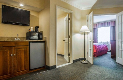 Lake George Hotel | Discover Comfort at Clarion Inn & Suites near Lake George