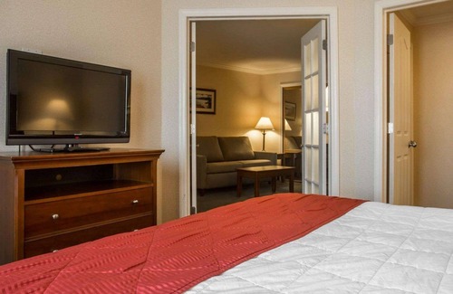 Lake George Hotel | Discover Comfort at Clarion Inn & Suites near Lake George