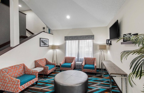 Irving Hotel | Relax at Clarion Inn & Suites DFW North with Pool and Spa
