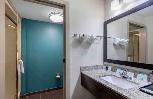 Irving Hotel | Relax at Clarion Inn & Suites DFW North with Pool and Spa
