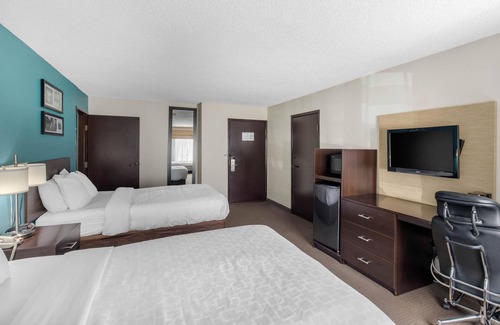 Irving Hotel | Relax at Clarion Inn & Suites DFW North with Pool and Spa