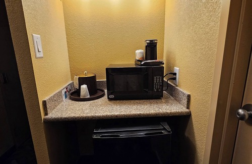 Roswell Hotel | Discover Comfort at Clarion Inn & Suites with Pool and Spa