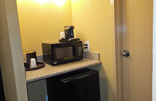 Roswell Hotel | Discover Comfort at Clarion Inn & Suites with Pool and Spa