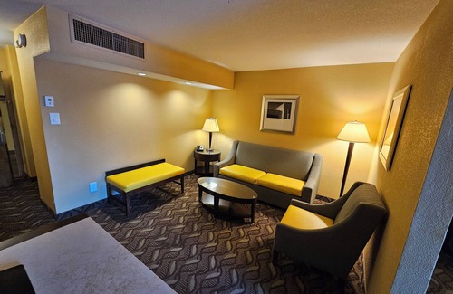 Roswell Hotel | Discover Comfort at Clarion Inn & Suites with Pool and Spa