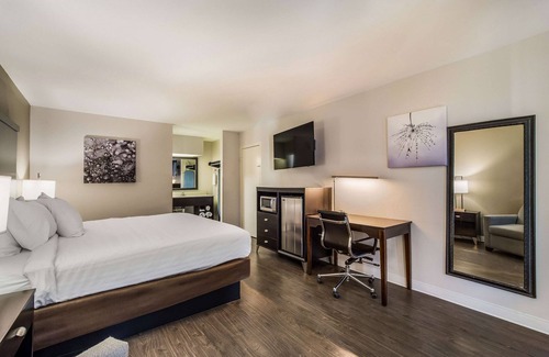 Florence Hotel | Budget-Friendly Stay at Clarion Inn & Suites with Pool