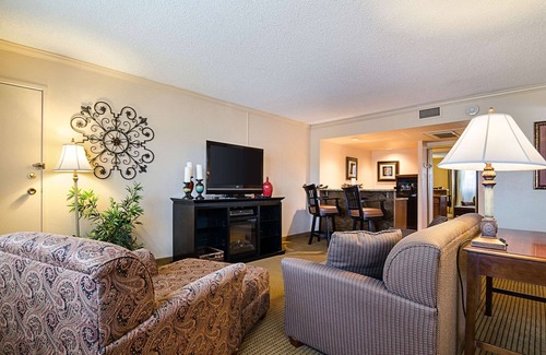 Garden City Hotel | Discover Comfort at Clarion Inn with Spa and Pool Access