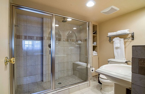 Garden City Hotel | Discover Comfort at Clarion Inn with Spa and Pool Access