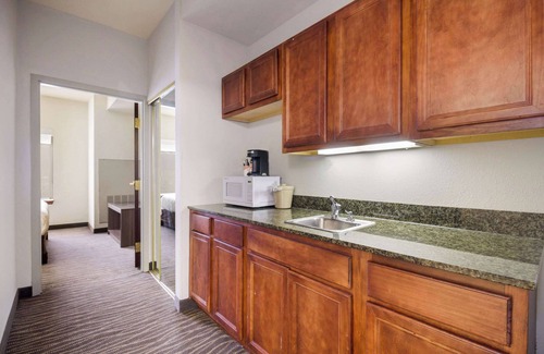 West Ashley Hotel | Eco-Friendly Comfort at Clarion Pointe Charleston