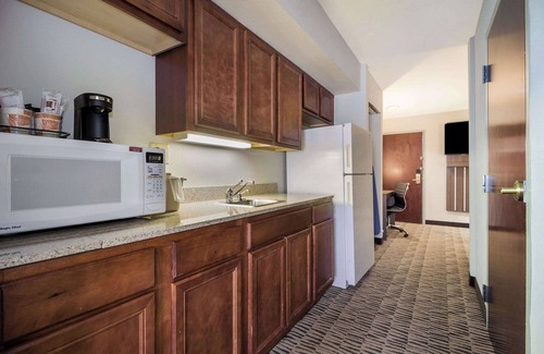 West Ashley Hotel | Eco-Friendly Comfort at Clarion Pointe Charleston