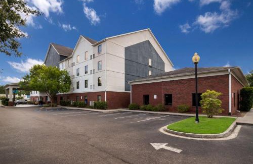 West Ashley Hotel | Relax at Clarion Pointe Charleston - West Ashley with Pool
