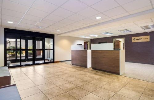 West Ashley Hotel | Relax at Clarion Pointe Charleston - West Ashley with Pool