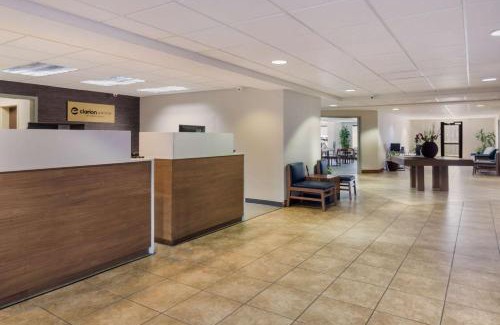 West Ashley Hotel | Relax at Clarion Pointe Charleston - West Ashley with Pool