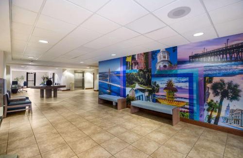 West Ashley Hotel | Relax at Clarion Pointe Charleston - West Ashley with Pool