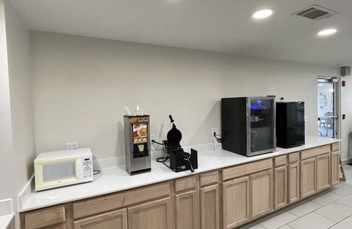Dillard Hotel | Experience Comfort at Clarion Pointe-Dillard by Blue Ridge