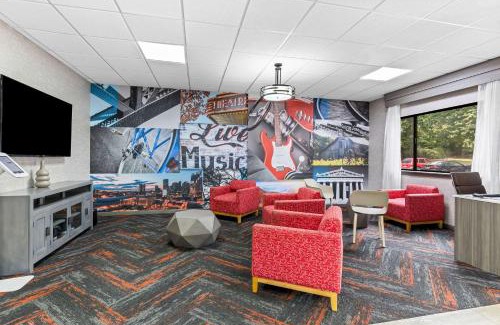 Franklin Hotel | Pet-Friendly Clarion Pointe Franklin with Pool & Breakfast