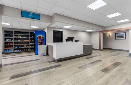 Franklin Hotel | Pet-Friendly Clarion Pointe Franklin with Pool & Breakfast