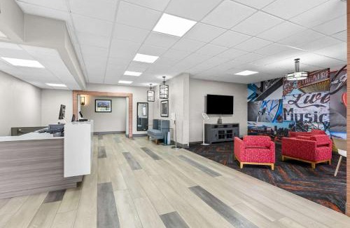 Franklin Hotel | Pet-Friendly Clarion Pointe Franklin with Pool & Breakfast